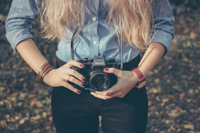 photographe-AURIBEAU SUR SIAGNE-min_hand-person-girl-woman-camera-photography-614-pxhere.com