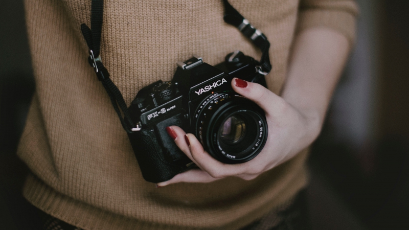 photographe-AURIBEAU SUR SIAGNE-min_woman-camera-photography-photographer-slr-dslr-319-pxhere.com